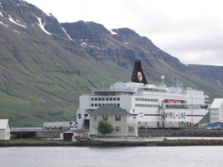 Die Norröna im Hafen von Seydisfjördur