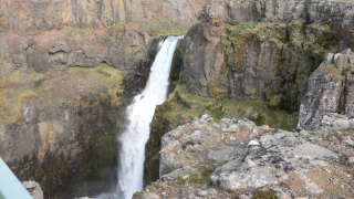 Wasserfall, abm Rand brüten Eissturmvögel