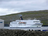 Die Norröna fÄhrt in den Hafen ein